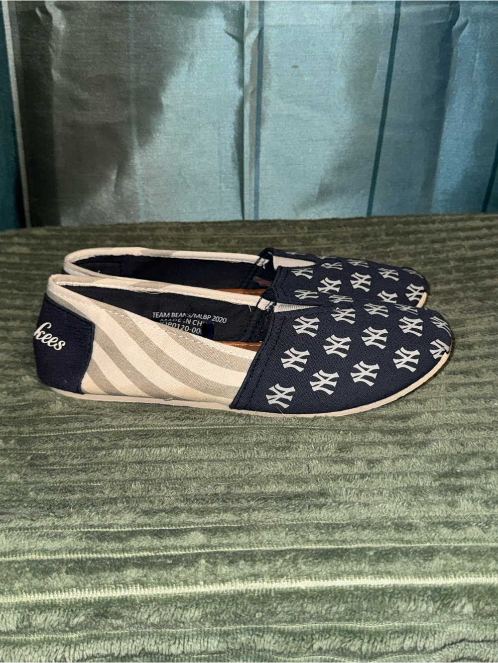 Women’s Navy MLB New York Yankees Logo Slip-On Flats